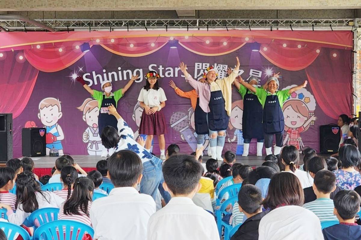 除了學生大方秀才藝，學校廚工阿姨及老師們也登上舞臺，為小朋友帶來精采演出。