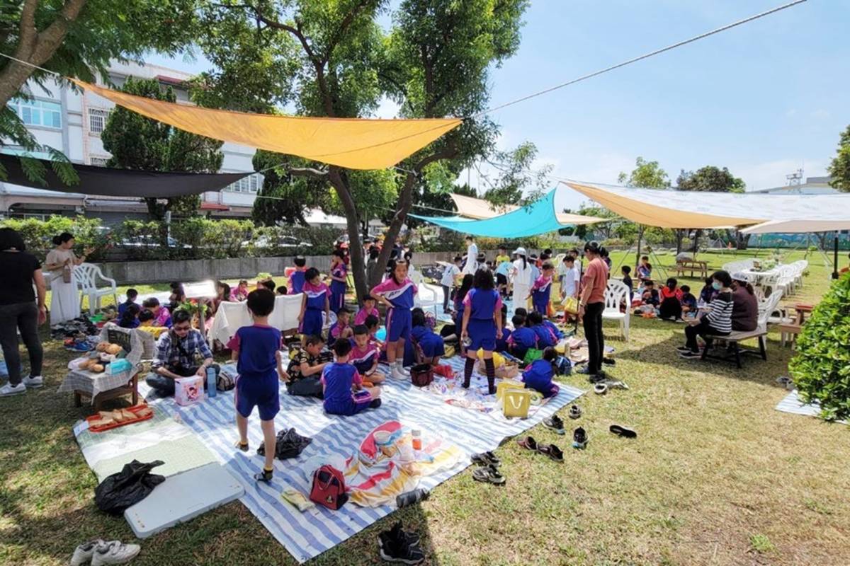 豐里國小辦理「青春饗宴-豐里慢食野餐」活動，親師生齊聚校園草地賞花野餐，結合食農教育，實踐健康共好，也增進親子關係。