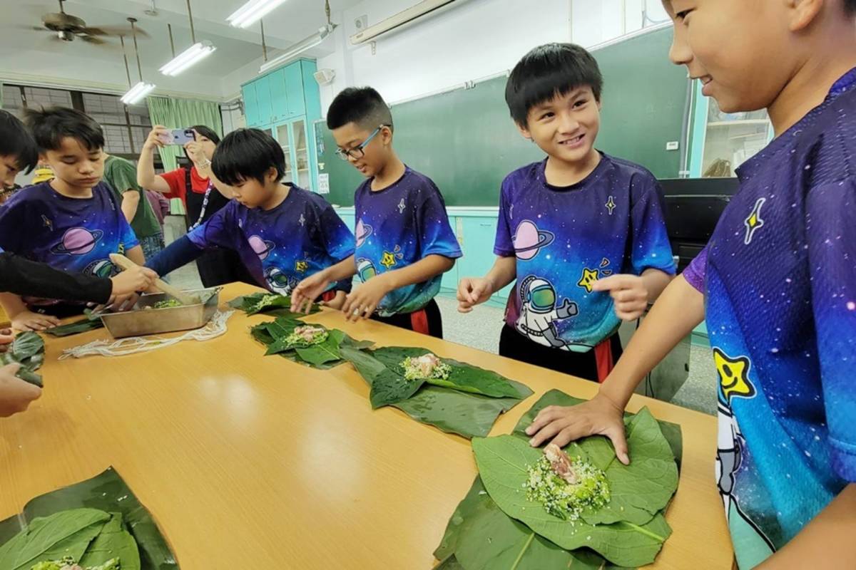 學生經指導後，嘗試製作排灣族傳統美食cinavu。