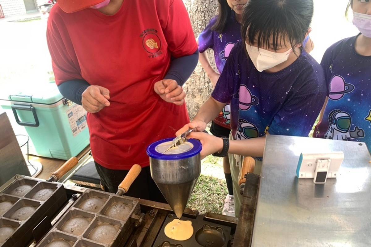 結合洛神花與成功旗魚鬆，學生製作出雞蛋糕既營養又有濃濃在地風味。