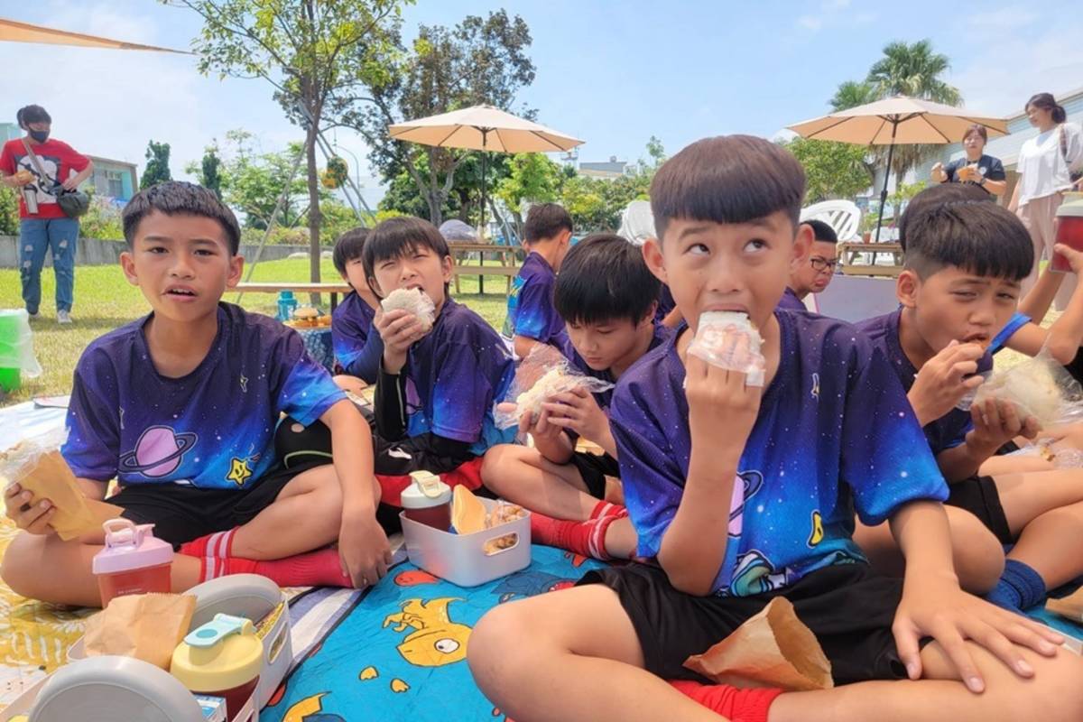 豐里國小辦理「青春饗宴-豐里慢食野餐」活動，親師生齊聚校園草地賞花野餐，結合食農教育，實踐健康共好，也增進親子關係。