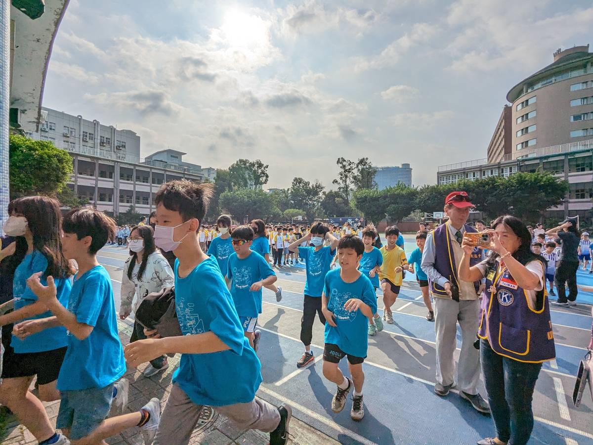 銘傳國小學生依序跑向臺大校園