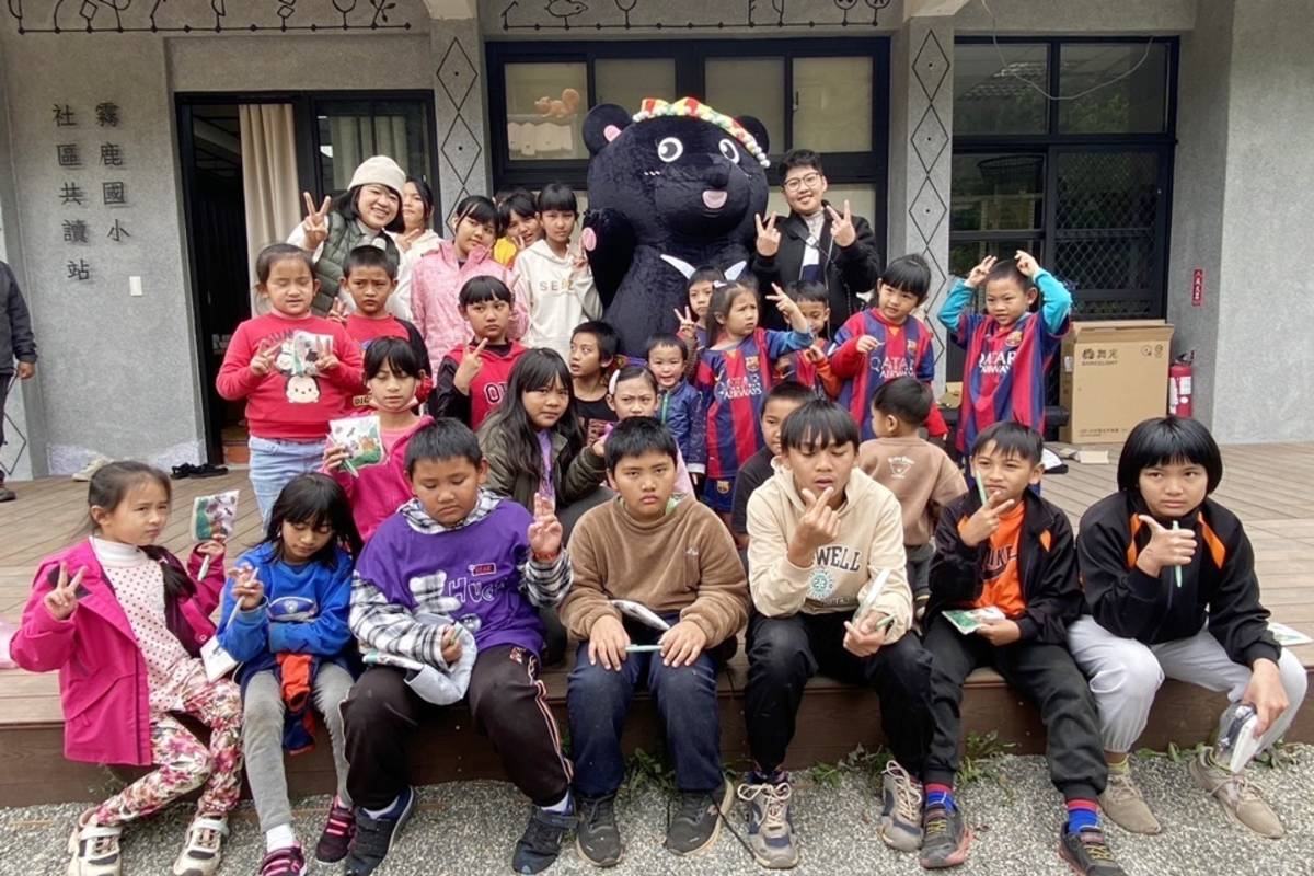 近年臺東縣海端鄉山區部落臺灣黑熊出沒頻率增高，林保署臺東分署關山工作站前往霧鹿國小宣導，工作人員扮成可愛「黑熊」，與師生近距離互動，讓學童了解遇到黑熊時該如何應變。