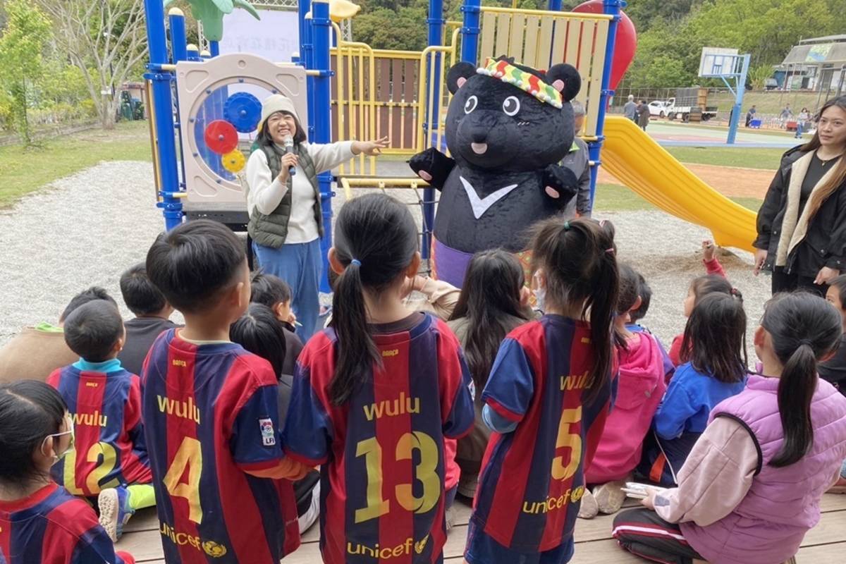 近年臺東縣海端鄉山區部落臺灣黑熊出沒頻率增高，林保署臺東分署關山工作站前往霧鹿國小宣導，工作人員扮成可愛「黑熊」，與師生近距離互動，讓學童了解遇到黑熊時該如何應變。