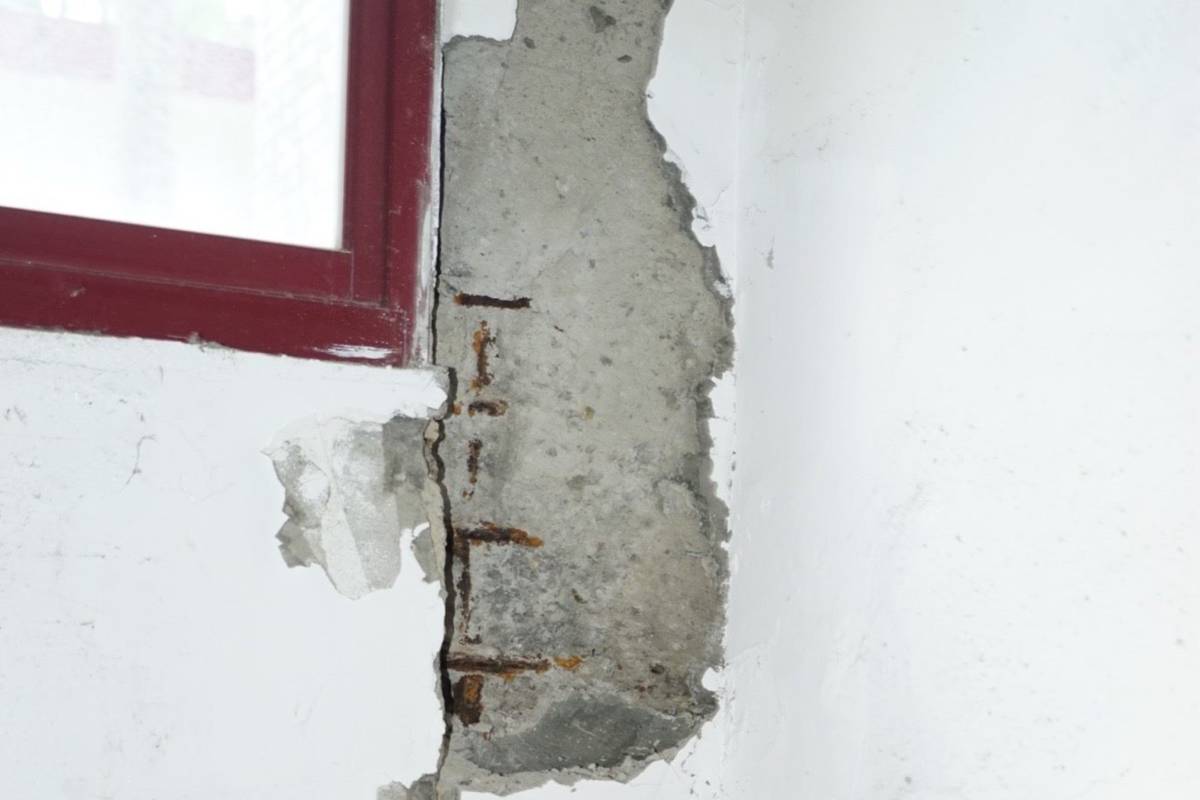 0403大地震，景美女中校舍牆壁災損，鋼筋裸露