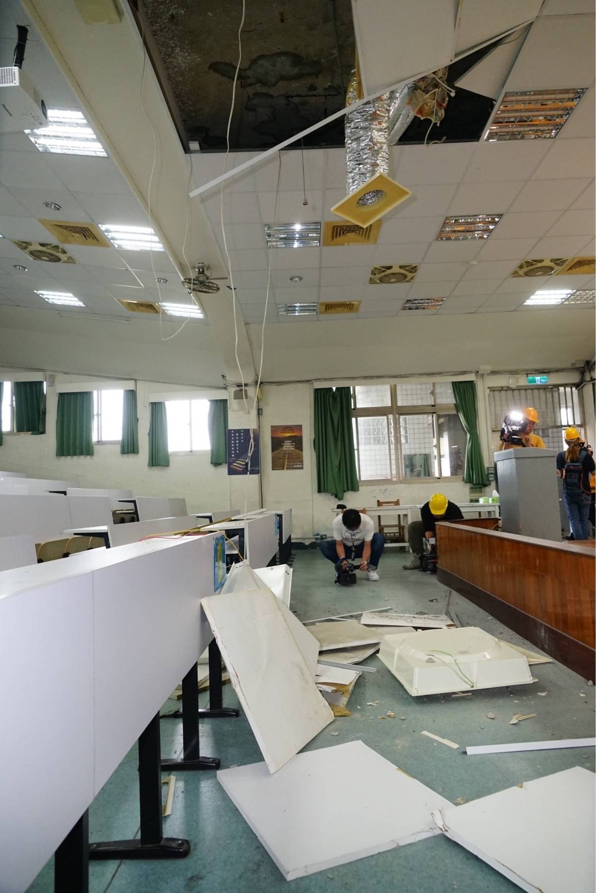 教室因為地震造成天花板掉落
