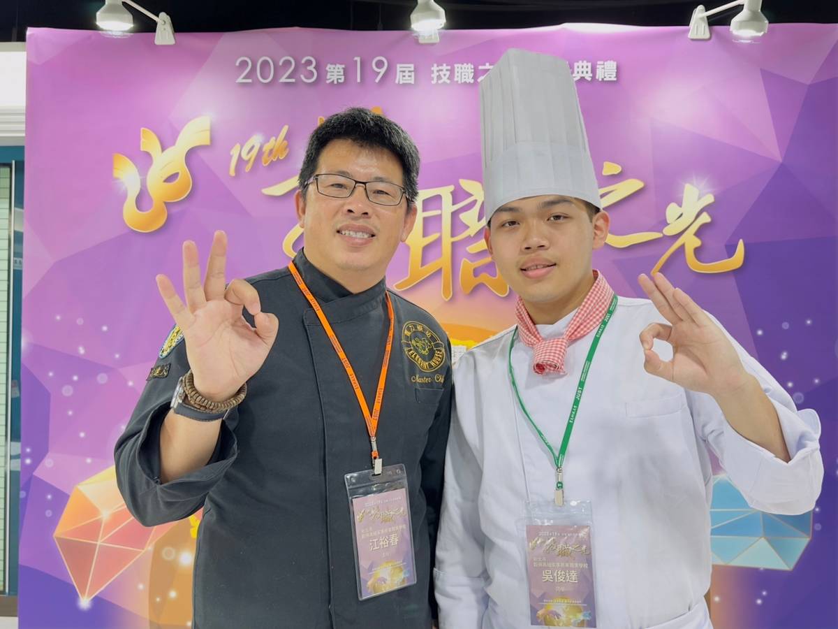 穀保家商餐飲管理科吳俊達同學(右)感謝江裕春科主任的推薦，為他爭取機會