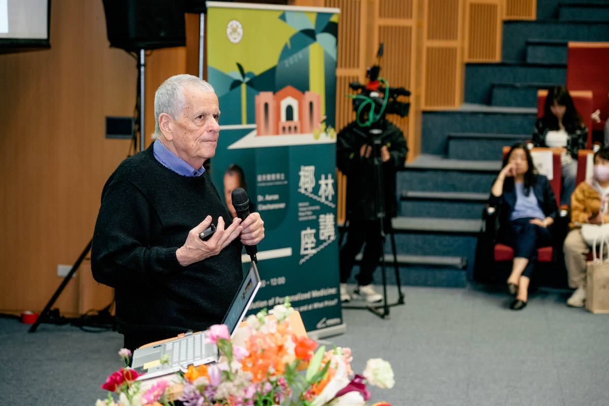 2004年的諾貝爾化學獎得主切哈諾沃教授到臺灣大學椰林講座演講 (臺大提供)