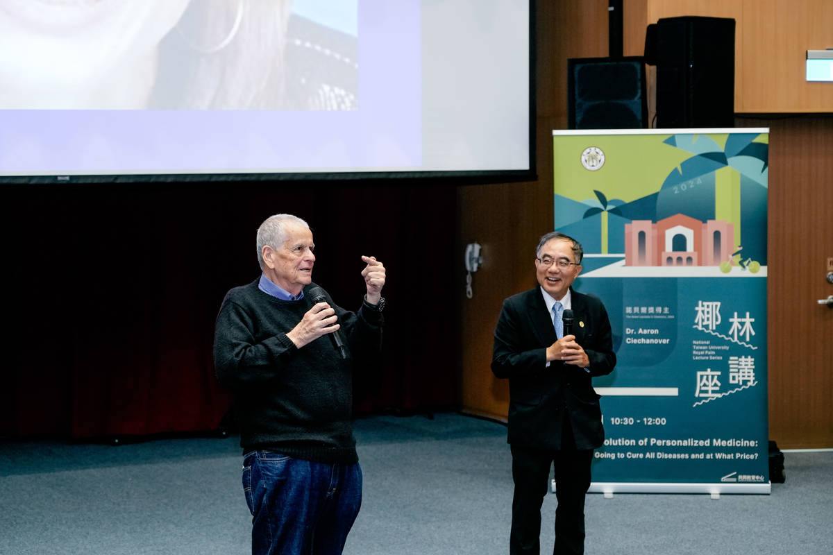 2004年的諾貝爾化學獎得主切哈諾沃教授（左）到臺灣大學椰林講座進行演講，臺大校長陳文章擔任主持人 (臺大提供)
