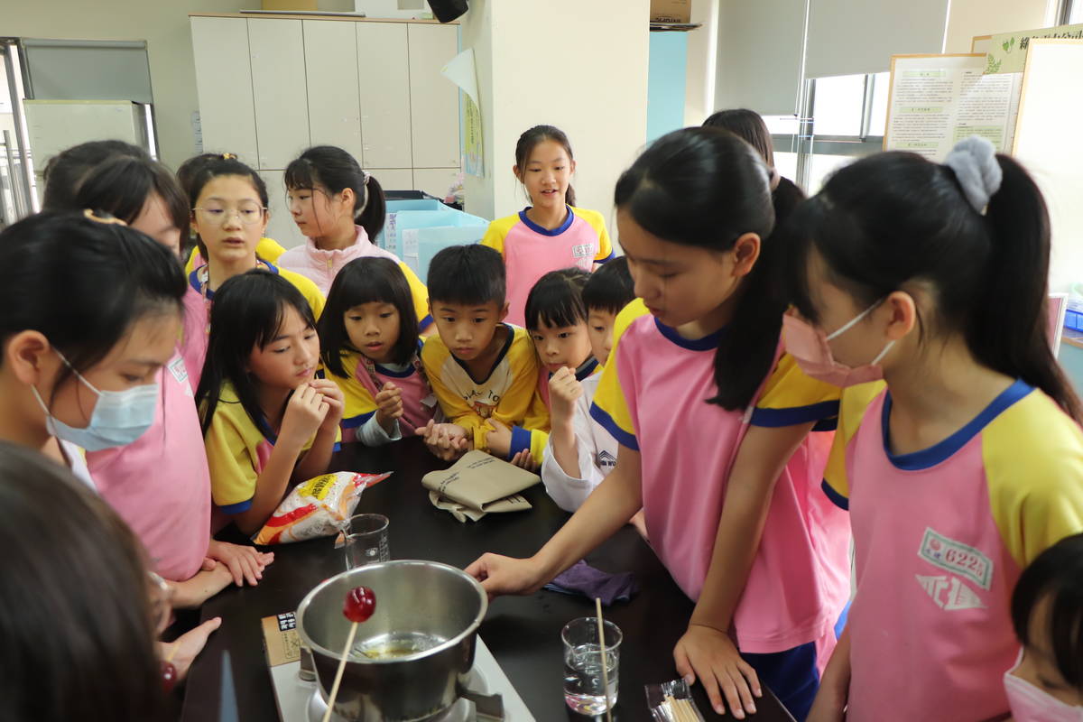 永建國小科學小創客，學生做糖葫蘆