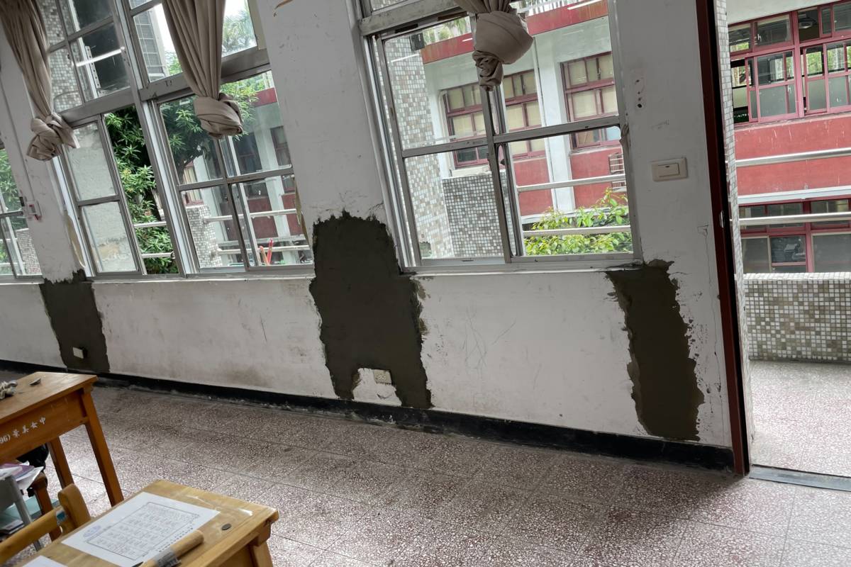 景美女中校舍因地震造成教室牆面水泥剝落，目前已敲除並進行水泥砂漿填補