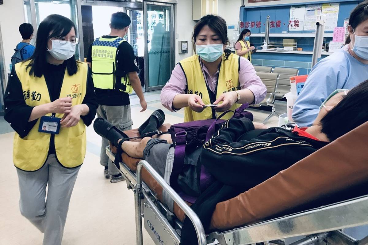 地震中受傷民眾送醫救治