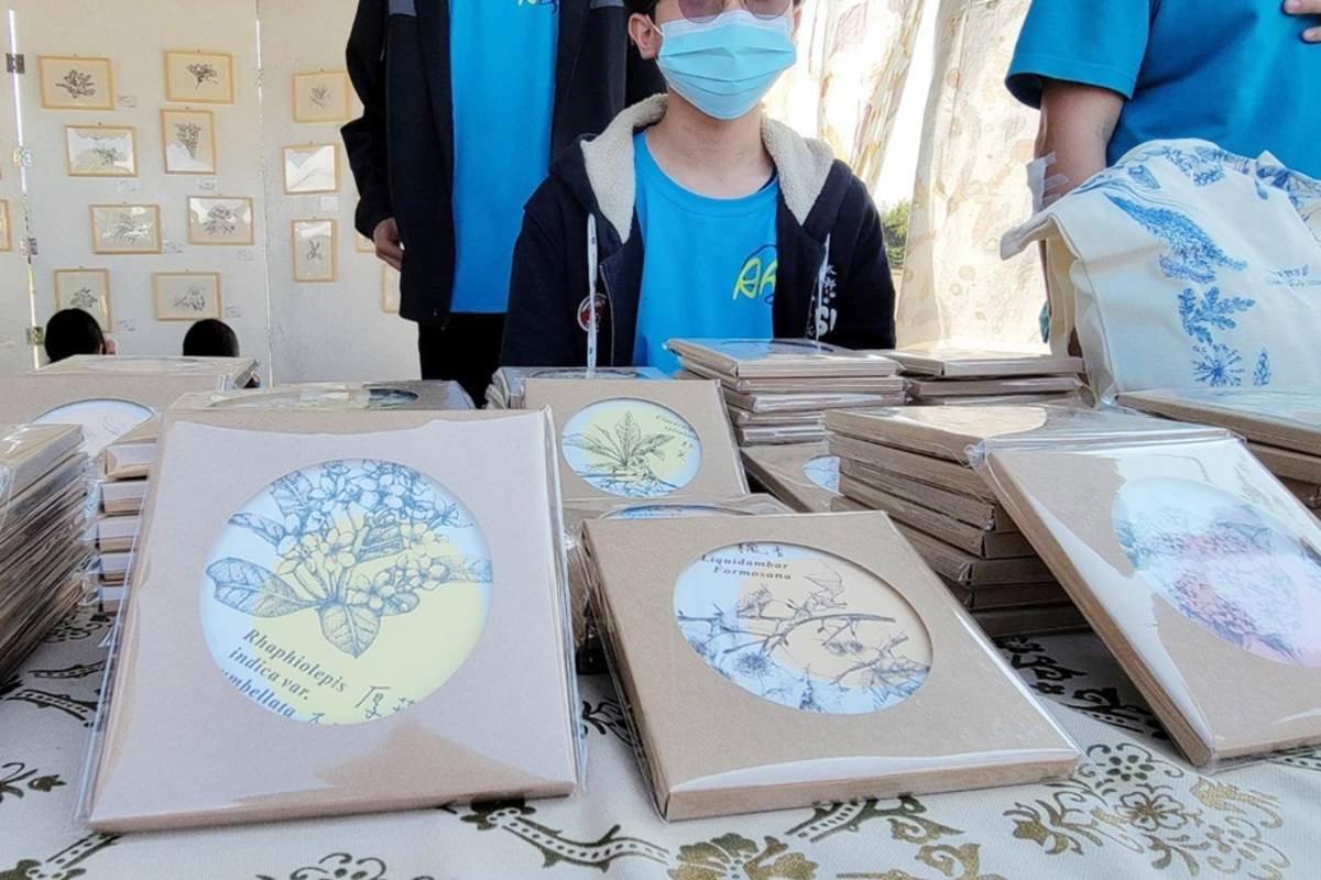 受林保署臺東分署邀請，臺東女中美術班學生以植物繪圖創作精美杯墊等植樹月紀念品，並結合第9屆公益愛心義賣，受到民眾青睞。