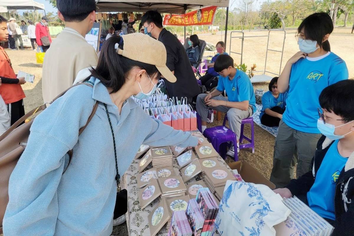 受林保署臺東分署邀請，臺東女中美術班學生以植物繪圖創作精美杯墊等植樹月紀念品，並結合第9屆公益愛心義賣，受到民眾青睞。