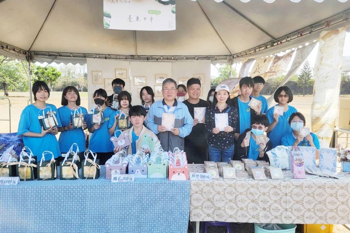 受林保署臺東分署邀請，臺東女中美術班學生以植物繪圖創作精美杯墊等植樹月紀念品，並結合第9屆公益愛心義賣，受到民眾青睞。