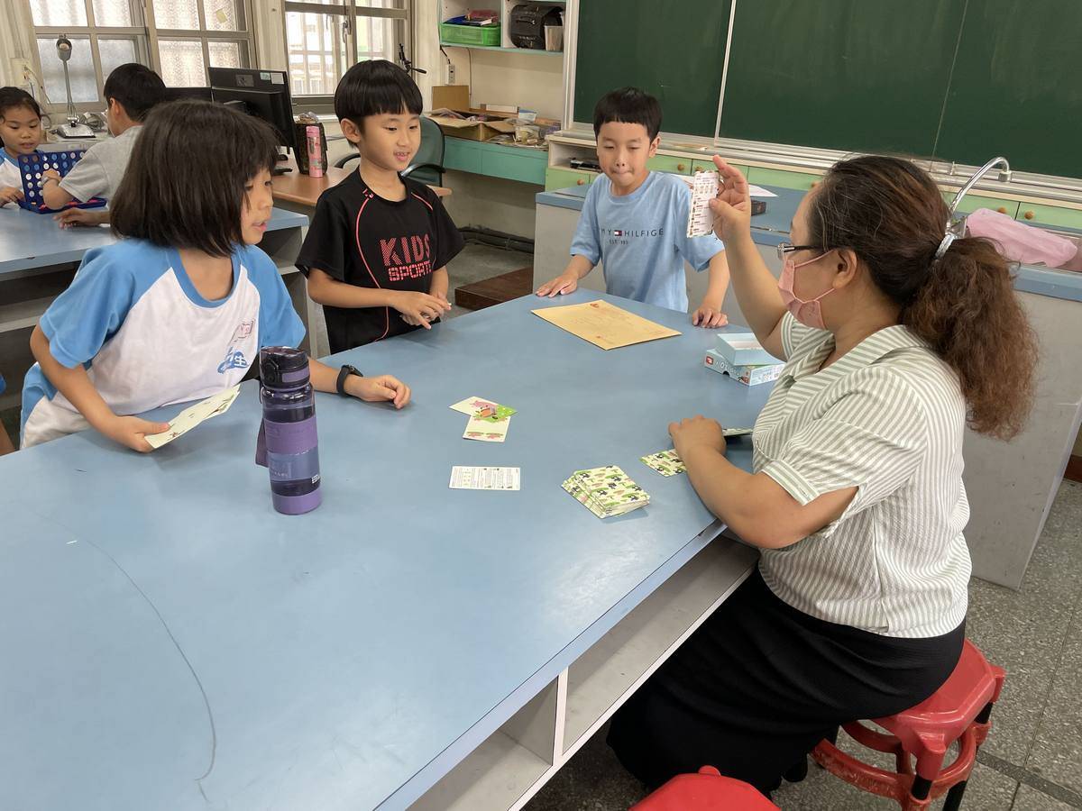 懷生國小翻轉上下課，教師與學生一起玩桌遊