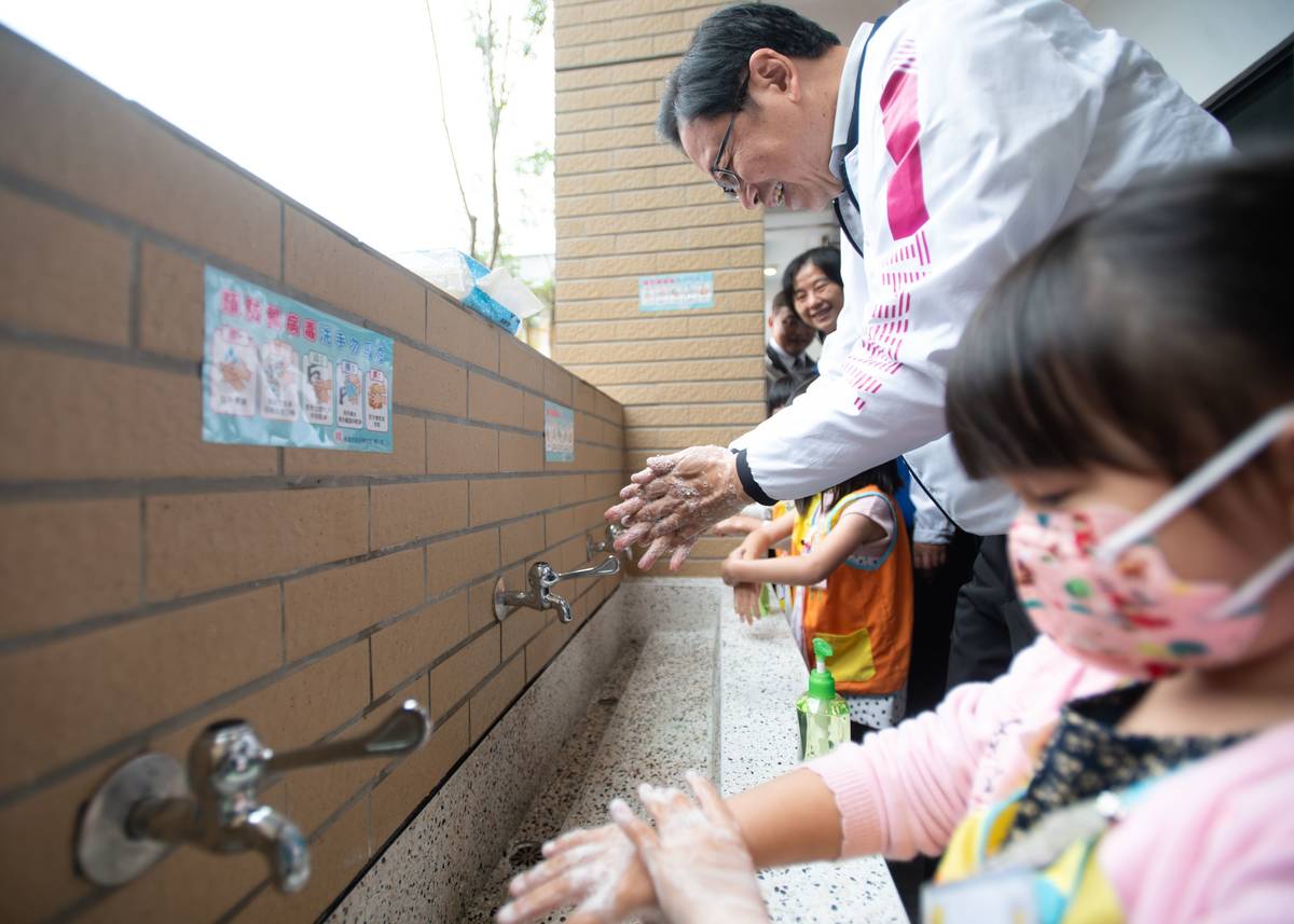 桃園市市長張善政與小朋友洗手，示範正確的洗手方式。(桃園市政府提供)
