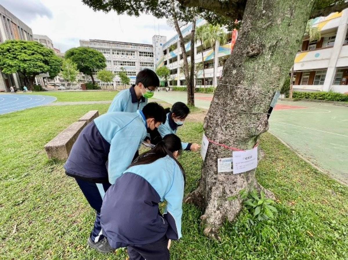 南門國中學生挑戰「定向越野」以尋寶方式來解題