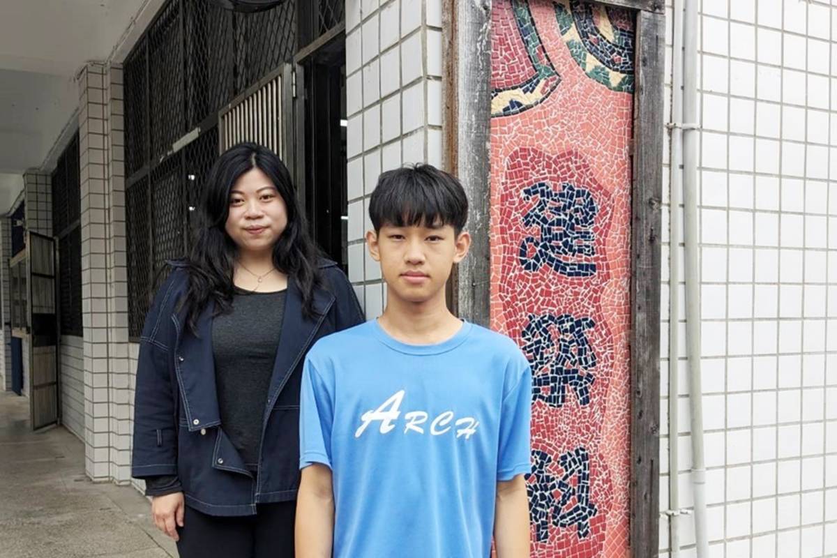 關山工商建築科主任蔡子勤(左)、建築科二年級學生洪晙恒(右)獲選112學年度全國技藝教育績優人員。