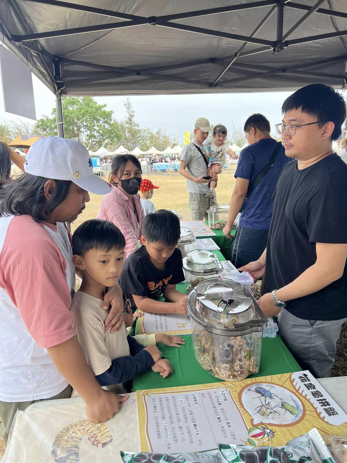 從小熱愛甲蟲的林紀安至今已飼養出上千隻各類甲蟲，為與更多人分享甲蟲之美，去年創立工作室，並經常受邀參與環境教育推廣活動，帶著小朋友探索昆蟲的奧妙，親近大自然。