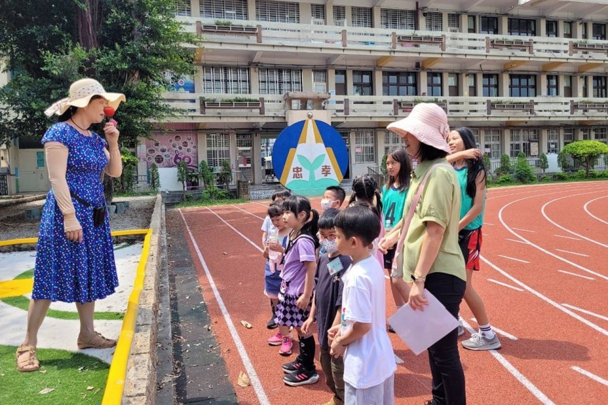 新生與家長認識校園