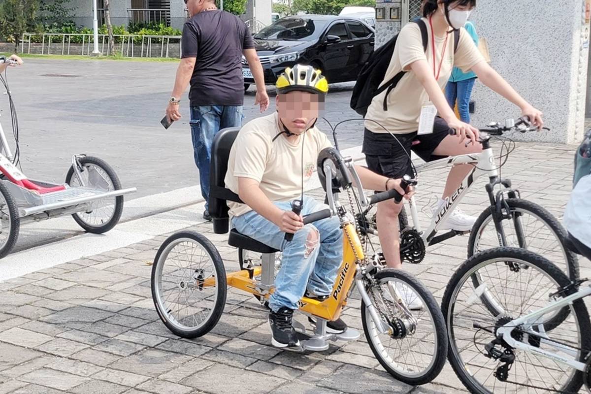 因應個別需求，除一般自行車、協力車及輔助輪車，也為學生適配手搖三輪車或四輪單車，讓每個孩子都能參與屬於自己的成年禮。