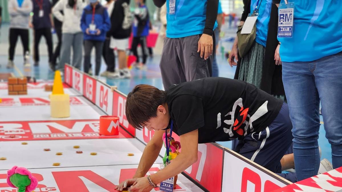 參賽團隊針對不同的賽道，進行車體輪胎的調整，考驗學生的應變能力