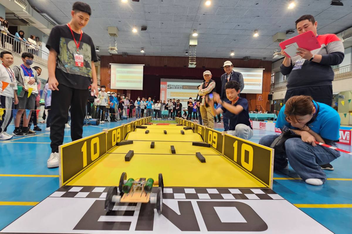 仁愛國中舉辦「Steam跨領域點子科學大賽—Running Mario 跑跑瑪利車」