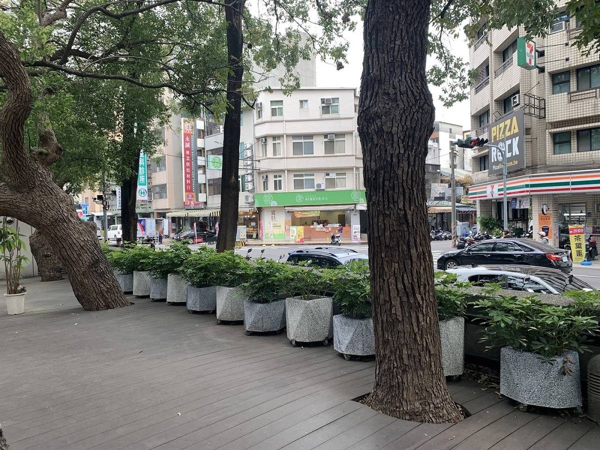 國立臺中教育大學將花器與前後段綠籬連貫，展現學校公共藝術之美