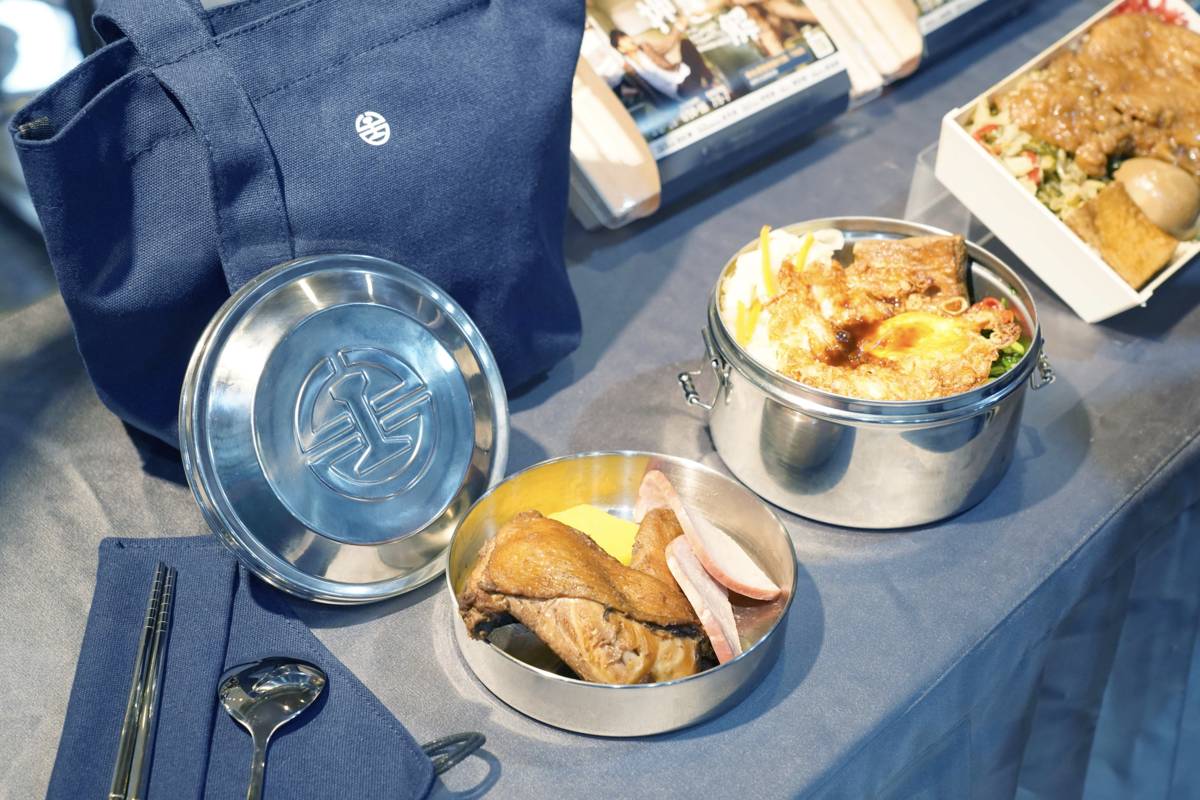 綠光劇團與台鐵便當合作推出期間限量「鋼盒便當」及「銬得住創世紀便當」（張大魯攝影－綠光創藝提供）