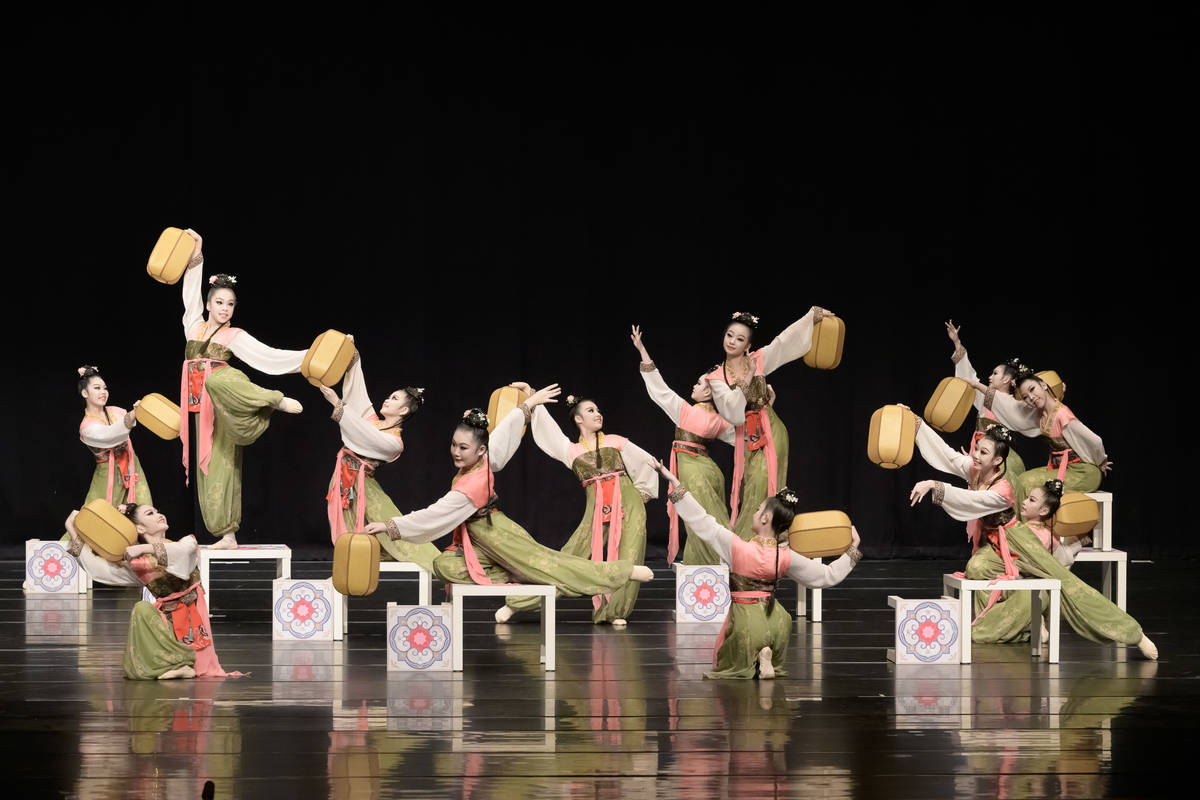 東興國中《燃燈三千河上遊》以舞蹈呈現汴河畔的繁華熱鬧景象