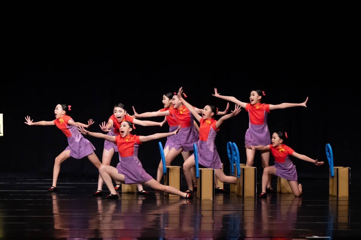 大業國小《夢箱起飛》以環保可重複使用的紙箱作為積木道具，堆疊孩子的空姐夢