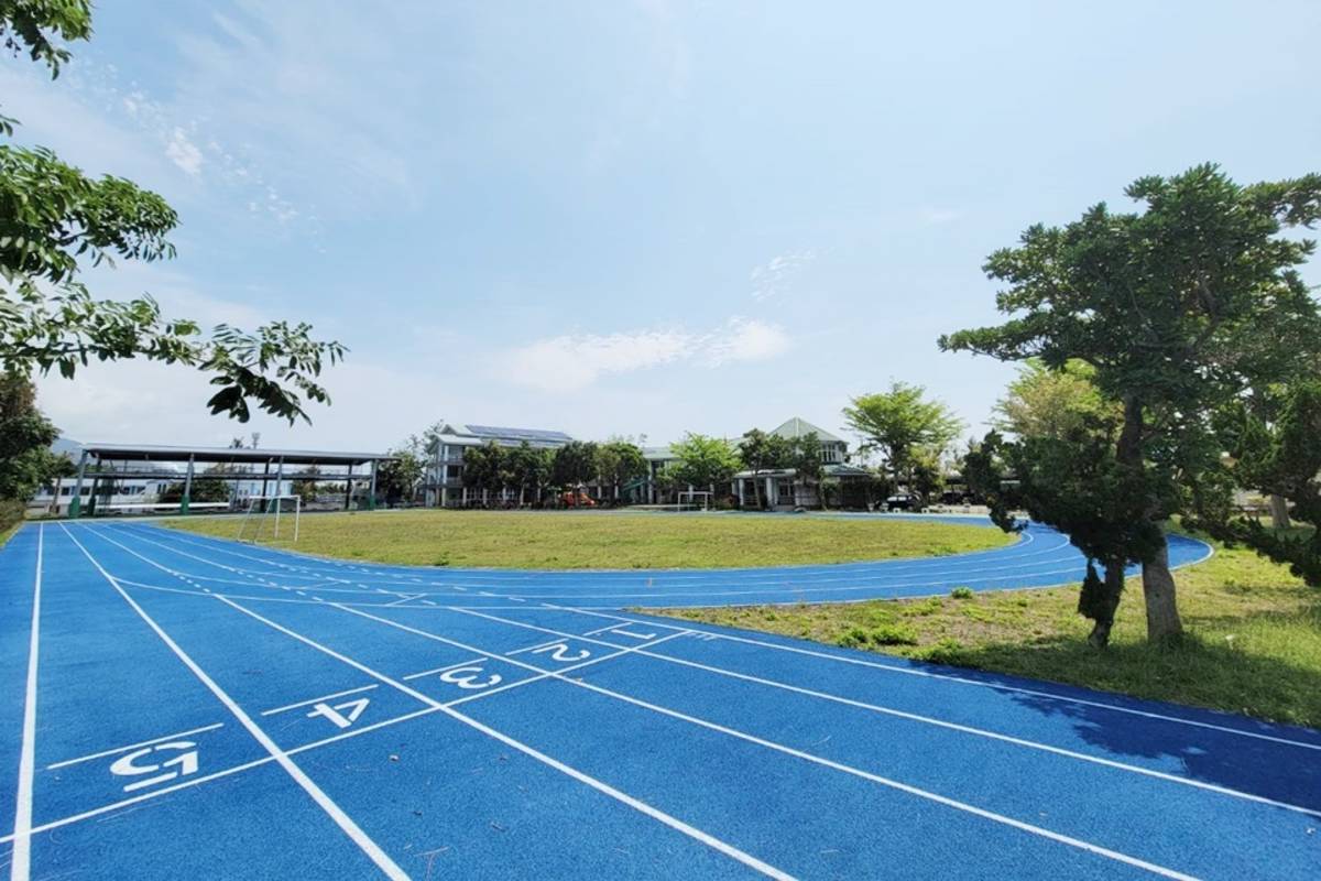 臺東縣東河鄉興隆國小推動永續校園，響應氣候行動，帶著學生盤查校園環境，討論如何節能省碳，也增加綠能產量。