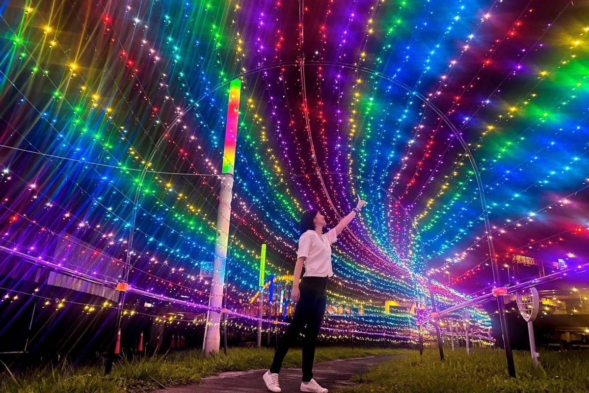 2024臺北水舞嘉年華使用七彩燈帶布置長達40米的「彩虹光廊」