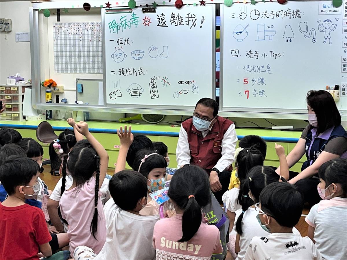 侯友宜市長與幼兒園幼生共同進行腸病毒防治宣導