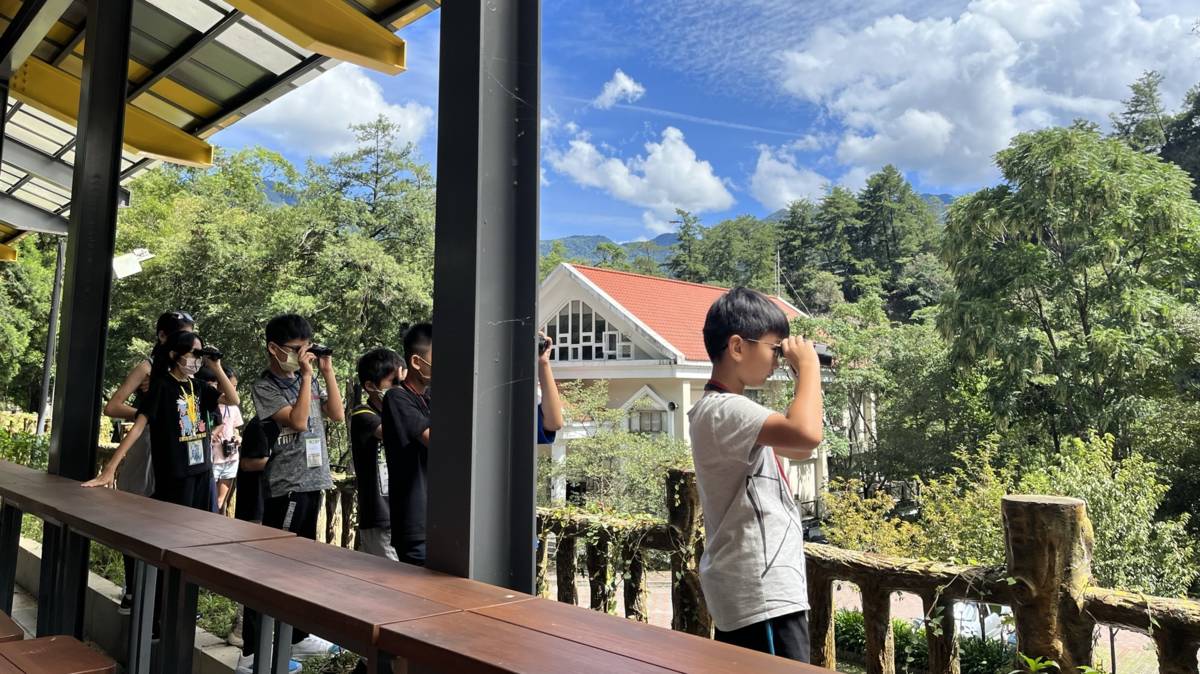 「野獸與牠們的產地－八仙山動物生態探索營」暑期營隊，拿起望遠鏡尋找樹梢的鳥兒吧