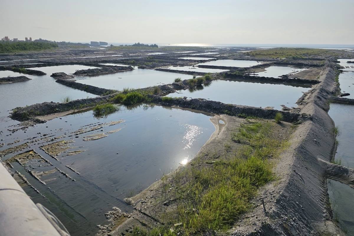 臺東縣府與第八河川分署共同推動水覆蓋工法，有效防制卑南溪河川揚塵，已連續30個月無揚塵事件日發生，再創新紀錄。
