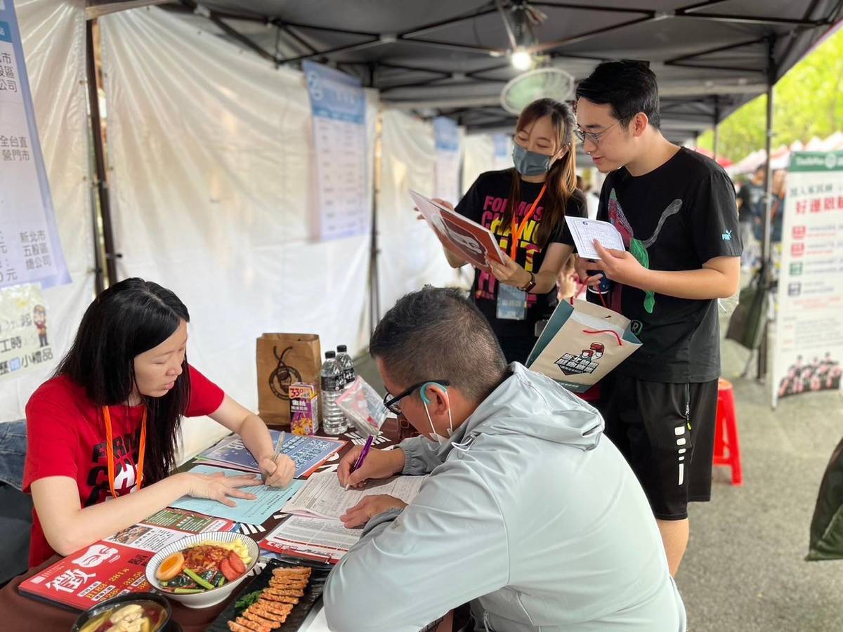 學生詢問職缺內容及面試