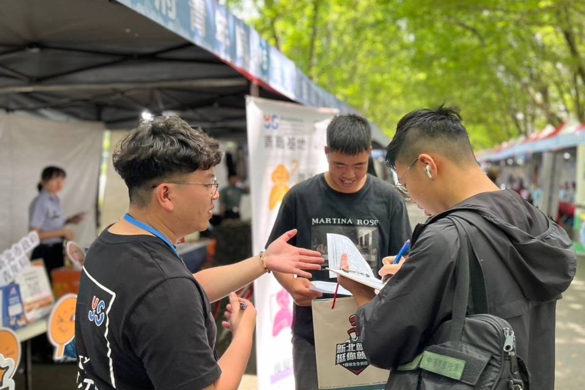 宣導攤位提供青年尋職建議