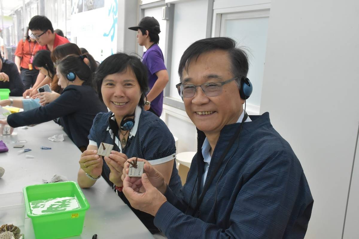 教育局湯志民局長(右)和海科館陳素芬館長體驗珊瑚復育