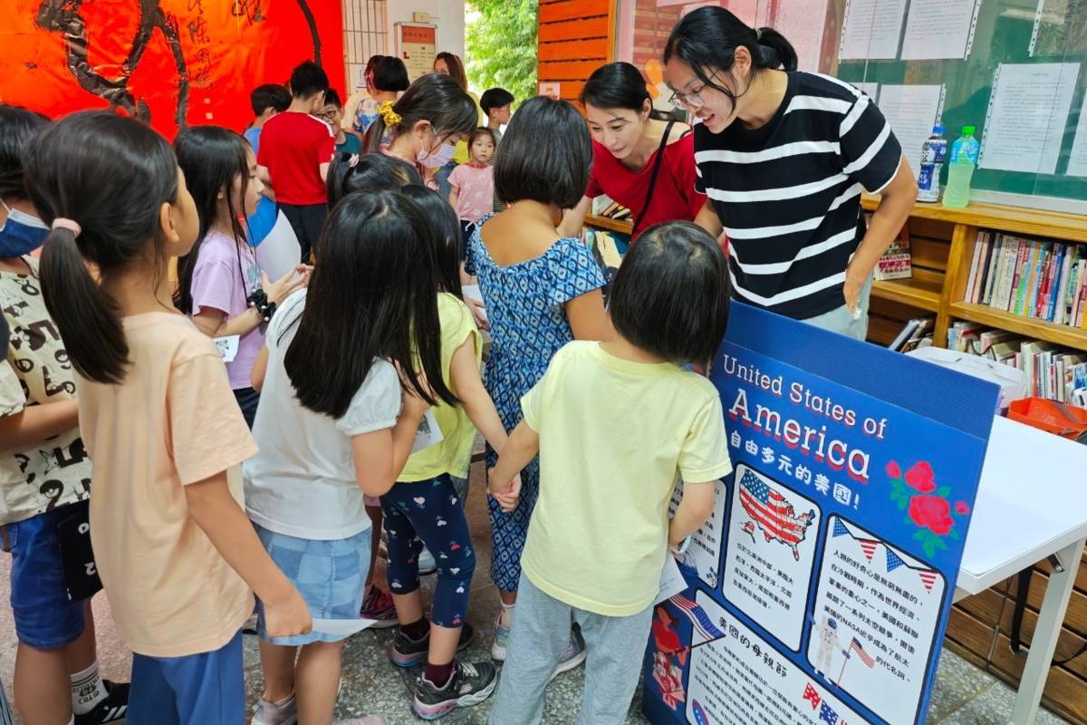 學生在「世界母愛地圖」闖關活動中學習多元文化，認識各國母親節