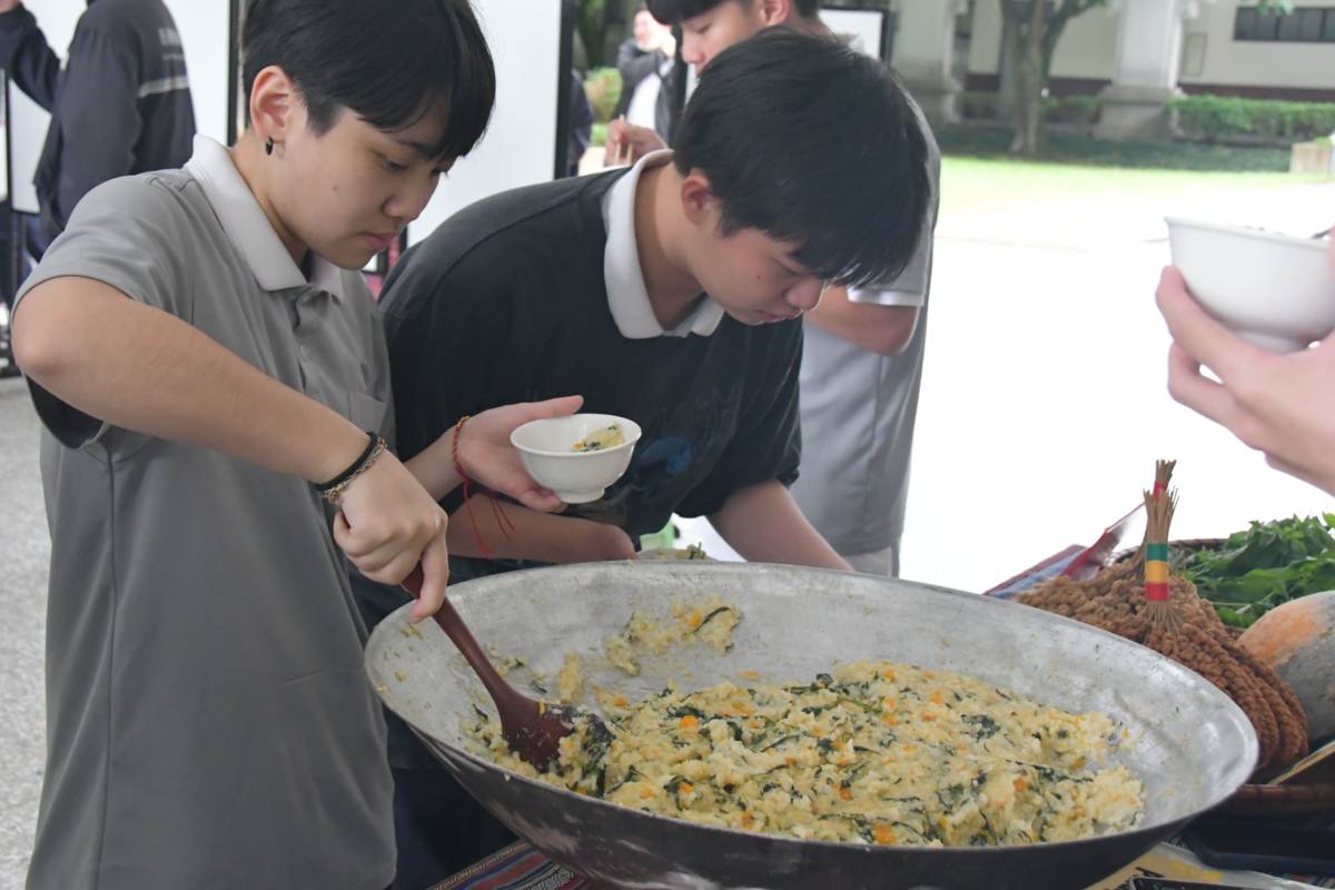 師生品嚐「搖搖飯」