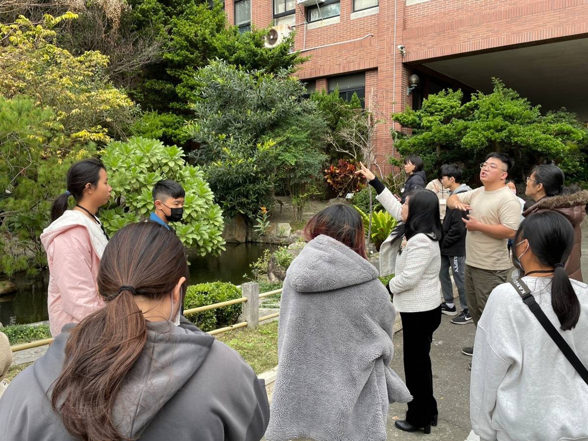 大葉學生成為導覽員為參訪來賓介紹校內的水循環系統(圖片來源：大葉大學提供)