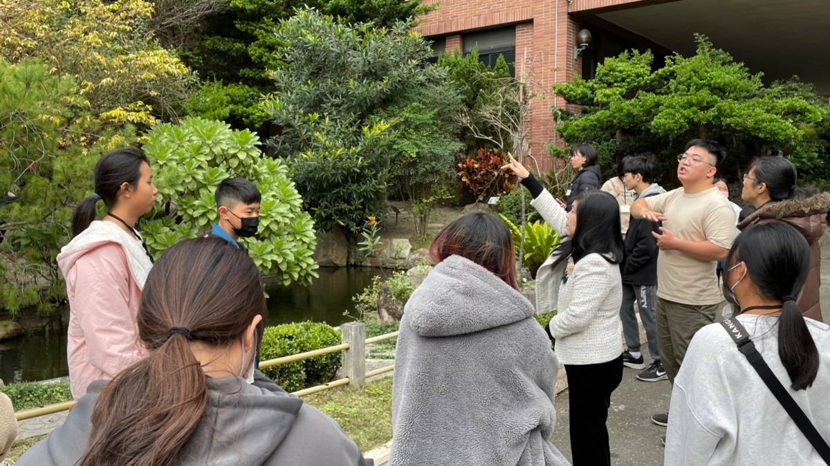 大葉學生成為導覽員為參訪來賓介紹校內的水資源循環系統(圖片來源：大葉大學提供)