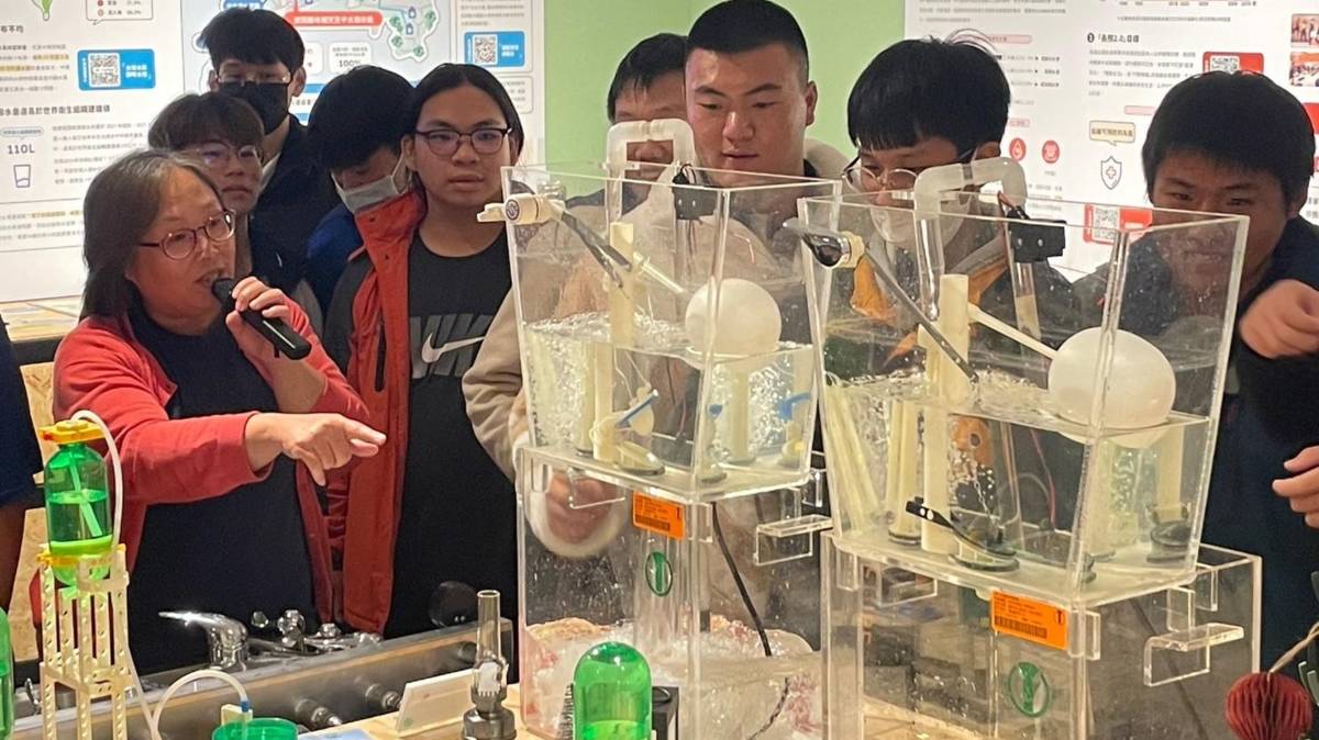 在實踐場域教室內以簡單的水箱設備介紹水資源再利用原理(圖片來源：大葉大學提供)