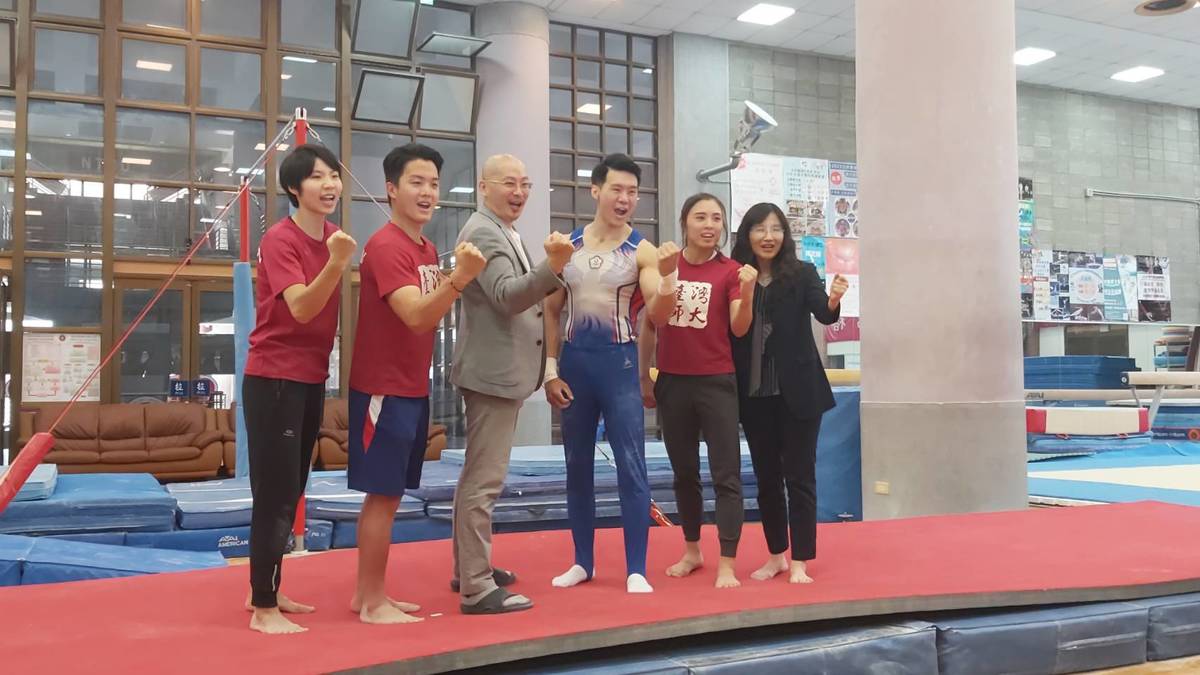 體操國手唐嘉鴻與他的團隊。
