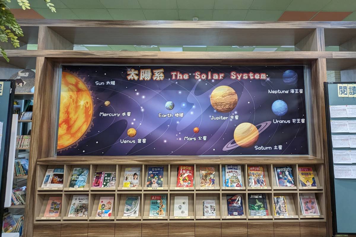 圖書館配合書展主題，營造宇宙意象