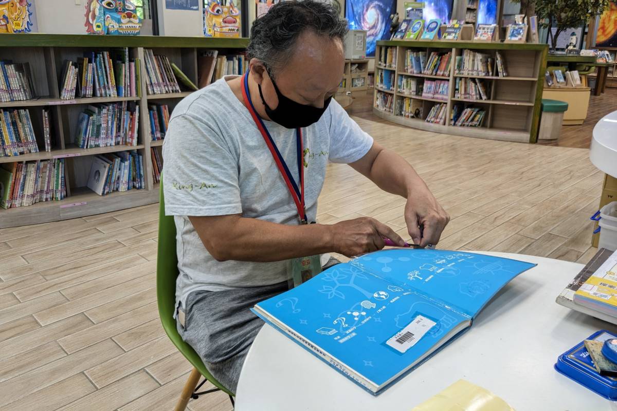 志工在圖書館修復書籍