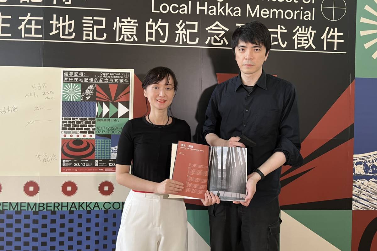 榮獲「我們記得：客庄在地記憶的紀念形式徵件」首獎的彭雅倫(左)與設計師趙尉翔(右)