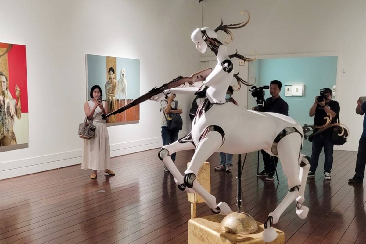 臺東美術館舉辦《迴路》黃贊倫個展，以現今AI人工智慧浪潮與社會動盪為背景，反思科技對人類社會價值觀的影響。